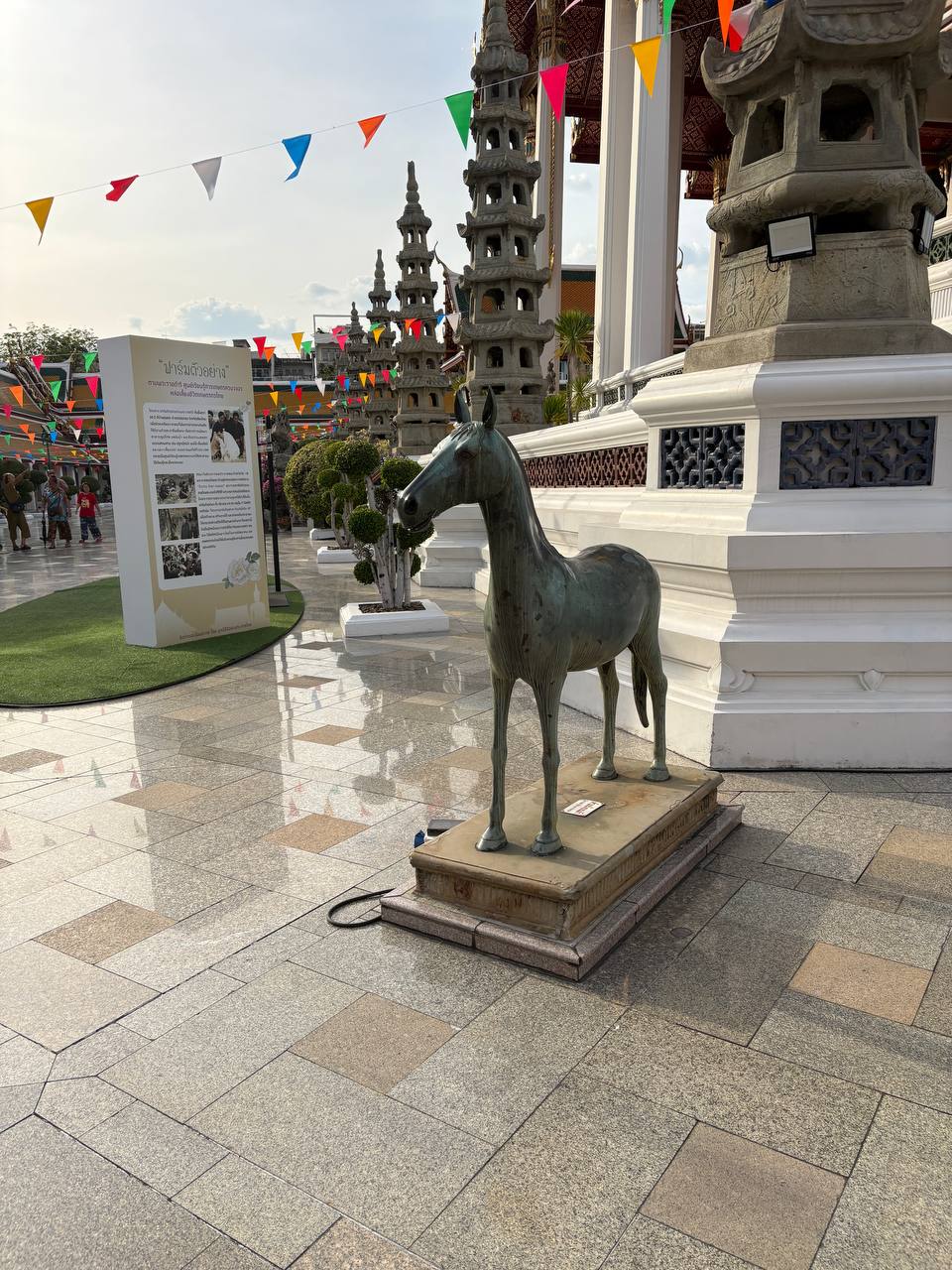 ワット・スタット主堂の大仏